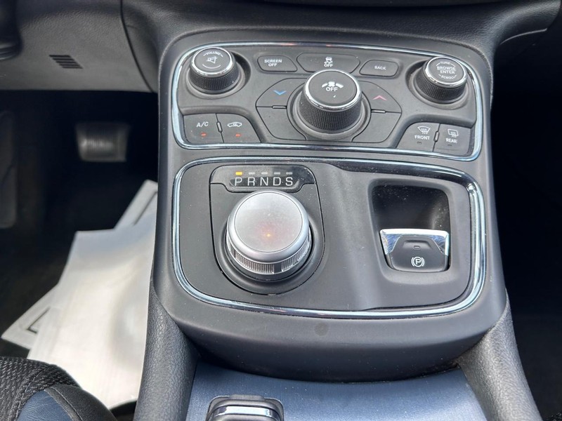 Chrysler 200 Vehicle Image 14