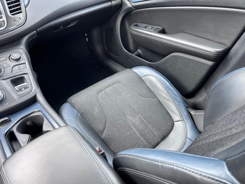 Chrysler 200 Vehicle Image 15