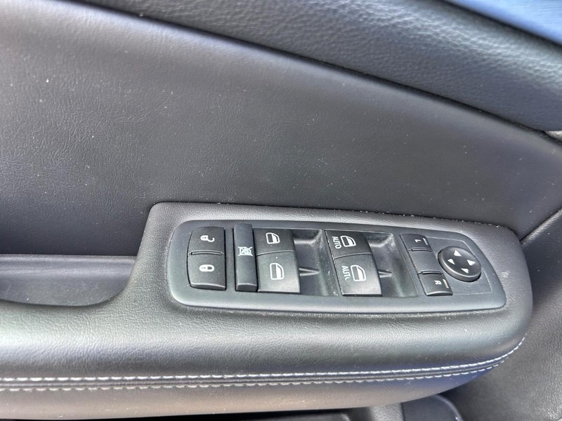 Chrysler 200 Vehicle Image 16