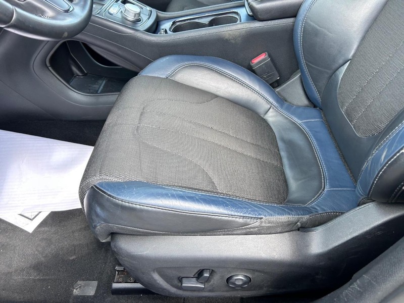 Chrysler 200 Vehicle Image 17