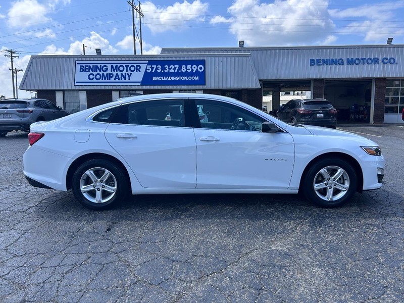 Chevrolet Malibu Vehicle Image 02