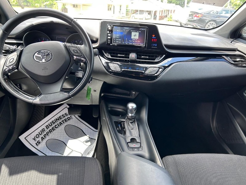 Toyota C-HR Vehicle Image 08