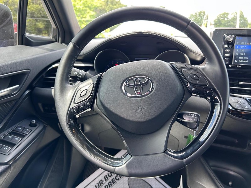 Toyota C-HR Vehicle Image 09