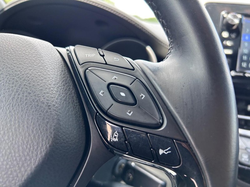 Toyota C-HR Vehicle Image 11