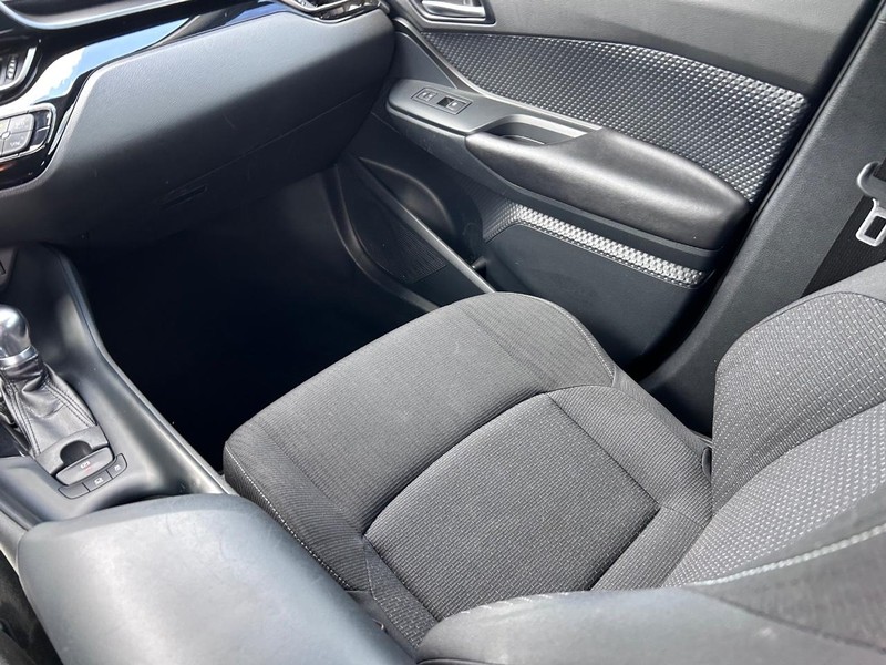 Toyota C-HR Vehicle Image 15
