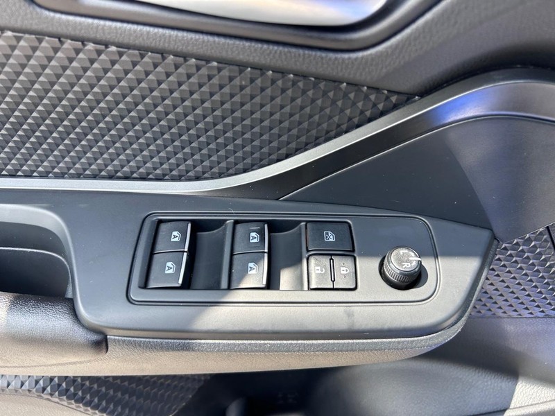 Toyota C-HR Vehicle Image 16