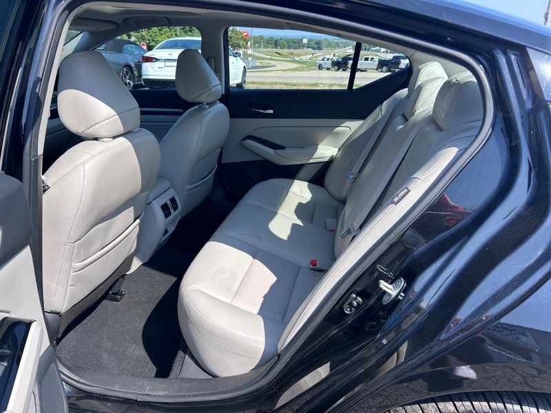 Nissan Altima Vehicle Image 09