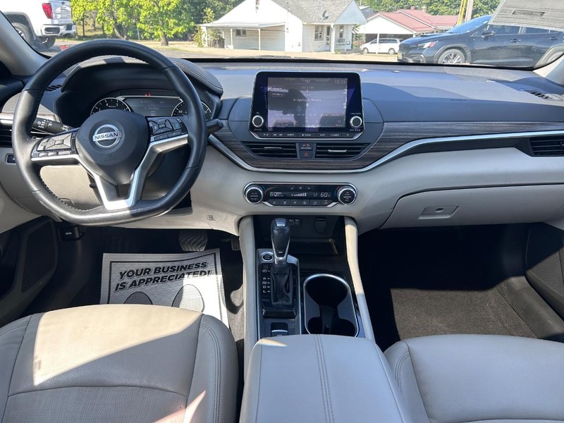 Nissan Altima Vehicle Image 11