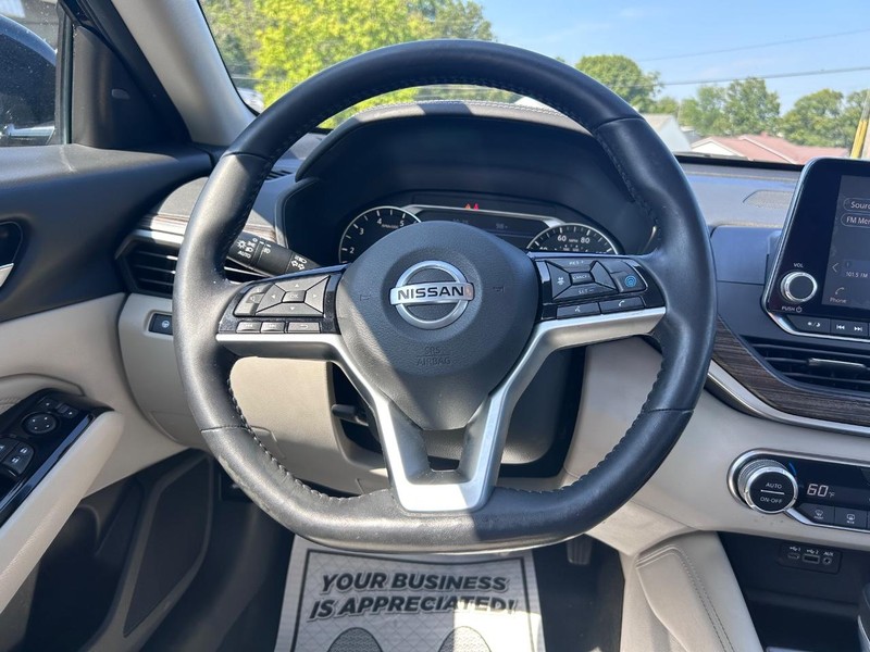 Nissan Altima Vehicle Image 12