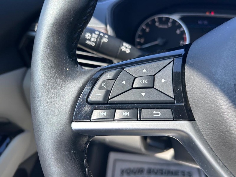 Nissan Altima Vehicle Image 13