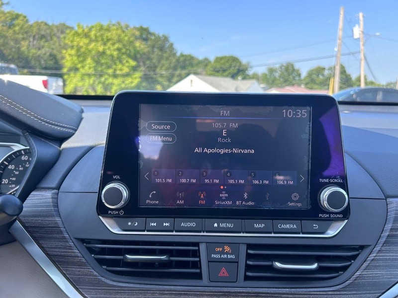 Nissan Altima Vehicle Image 15