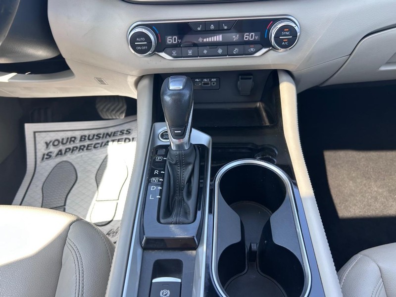 Nissan Altima Vehicle Image 17