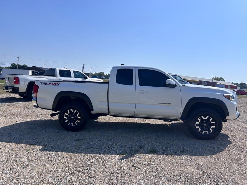 Toyota Tacoma Vehicle Image 02