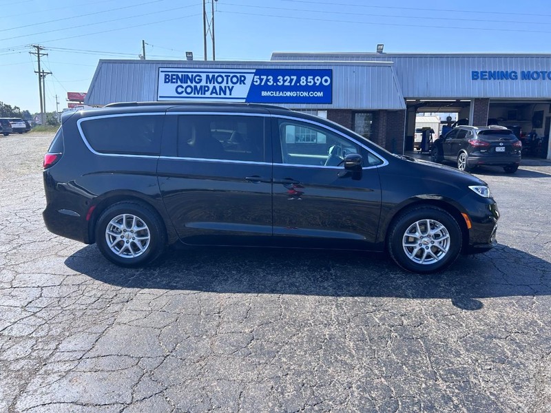 Chrysler Pacifica Vehicle Image 02