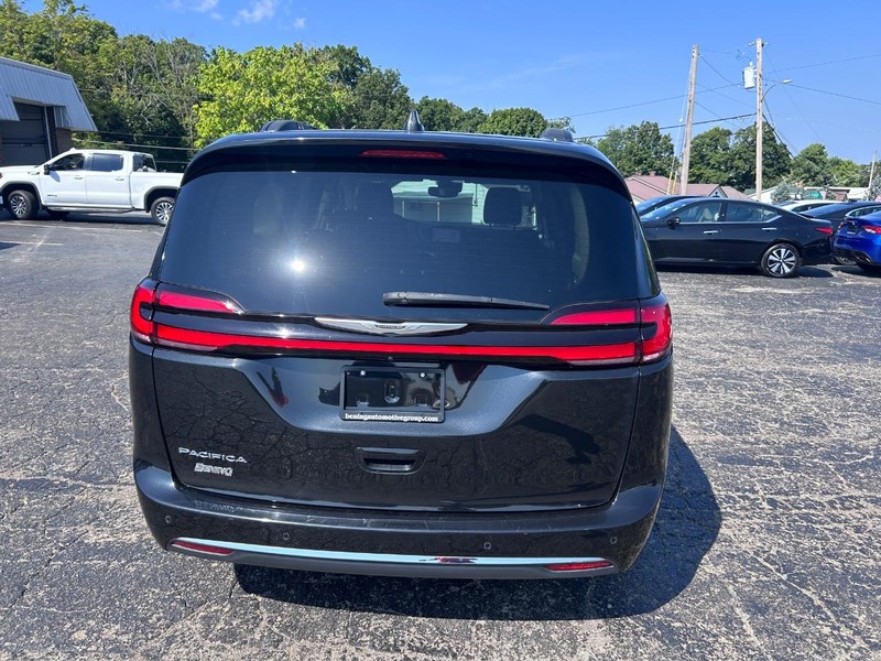 Chrysler Pacifica Vehicle Image 04