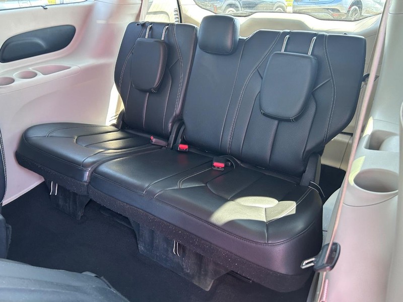Chrysler Pacifica Vehicle Image 08