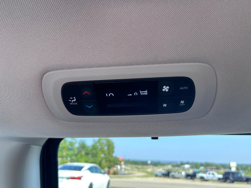 Chrysler Pacifica Vehicle Image 10