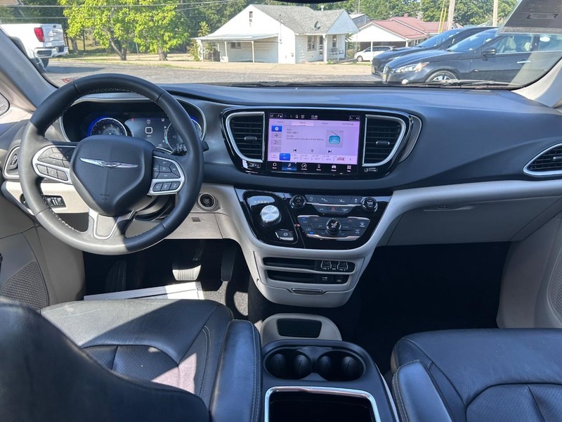 Chrysler Pacifica Vehicle Image 11