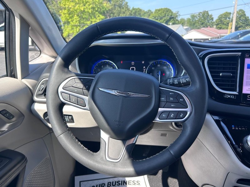 Chrysler Pacifica Vehicle Image 12