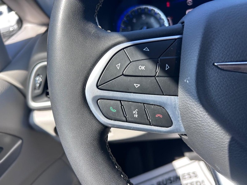 Chrysler Pacifica Vehicle Image 13