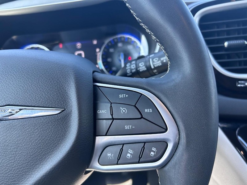 Chrysler Pacifica Vehicle Image 14