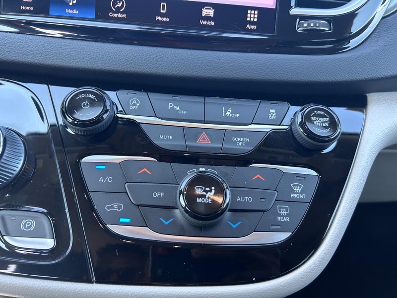 Chrysler Pacifica Vehicle Image 16