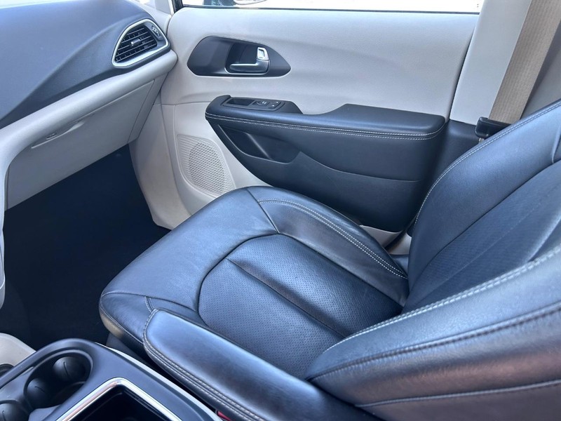 Chrysler Pacifica Vehicle Image 18