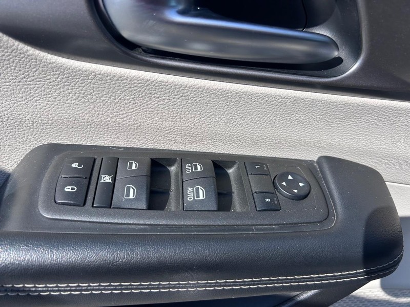 Chrysler Pacifica Vehicle Image 19