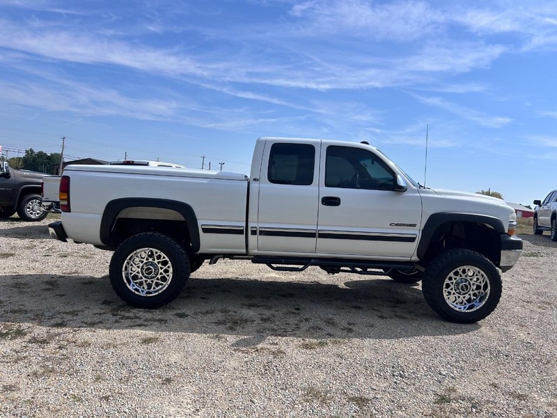 Chevrolet Silverado 2500HD Vehicle Image 02