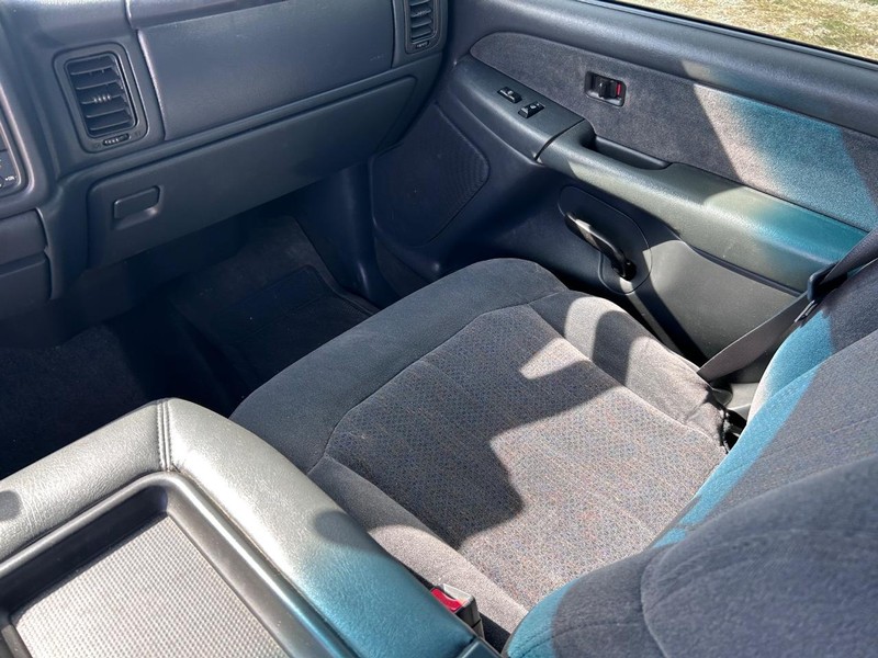 Chevrolet Silverado 2500HD Vehicle Image 11