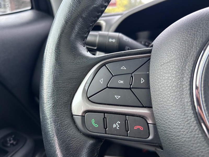 Jeep Renegade Vehicle Image 11