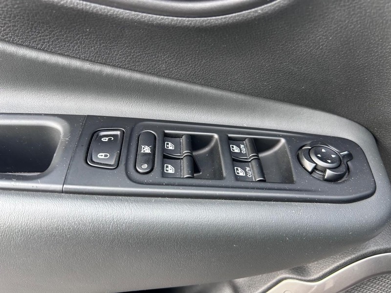 Jeep Renegade Vehicle Image 17