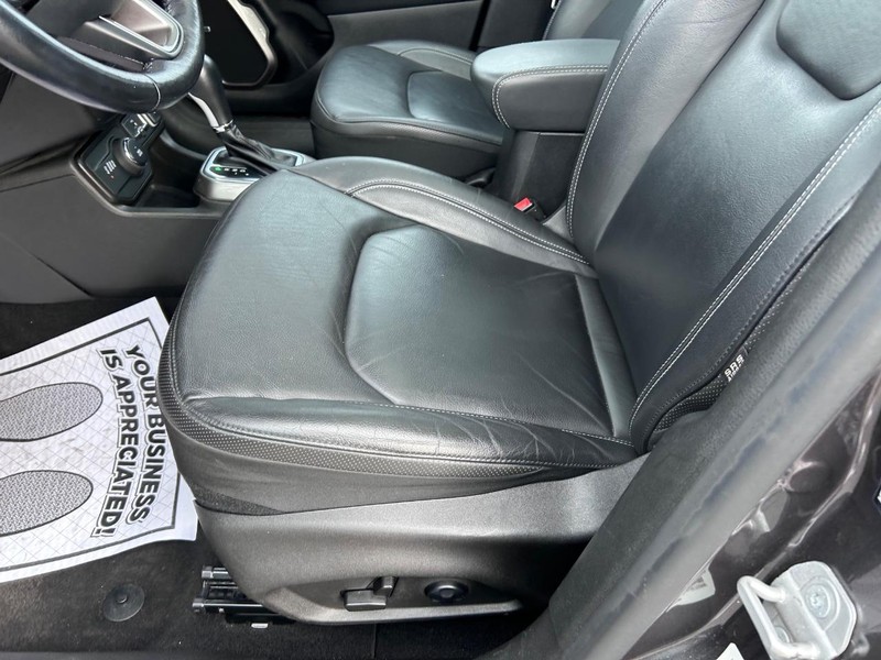 Jeep Renegade Vehicle Image 18