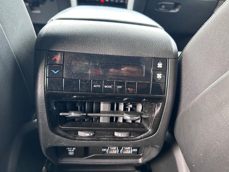 Jeep Grand Cherokee L Vehicle Image 10