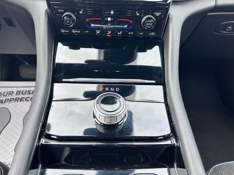 Jeep Grand Cherokee L Vehicle Image 17