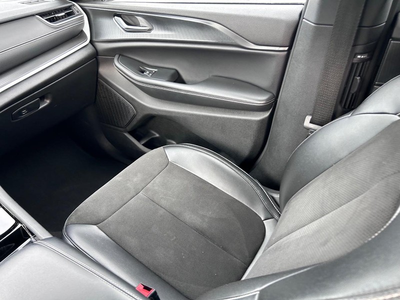 Jeep Grand Cherokee L Vehicle Image 18