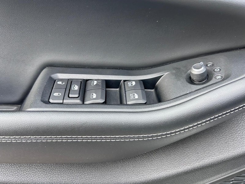 Jeep Grand Cherokee L Vehicle Image 19