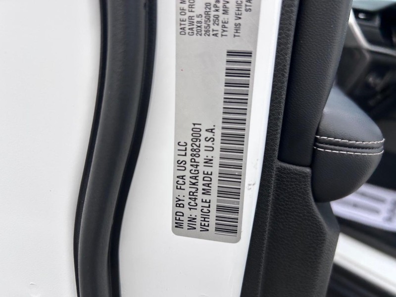 Jeep Grand Cherokee L Vehicle Image 23