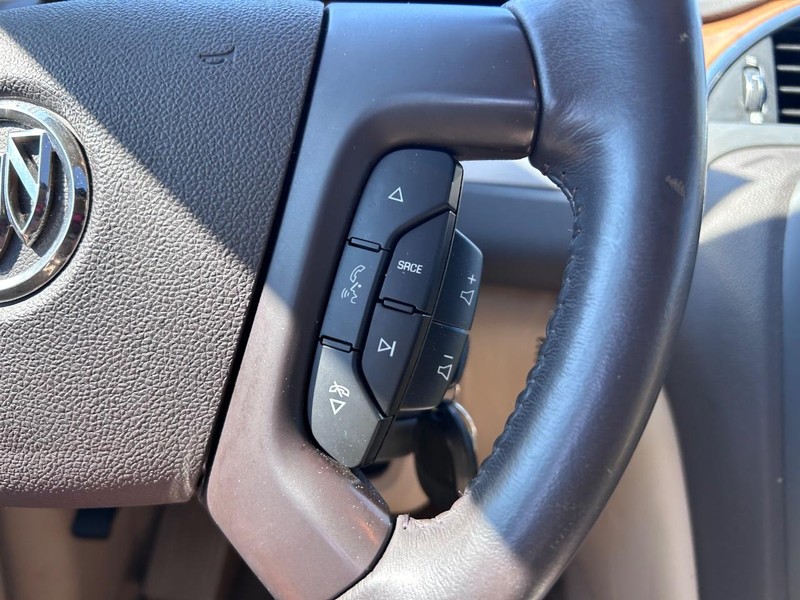 Buick Enclave Vehicle Image 15