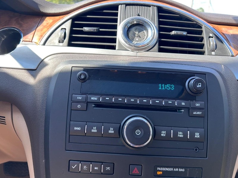 Buick Enclave Vehicle Image 16