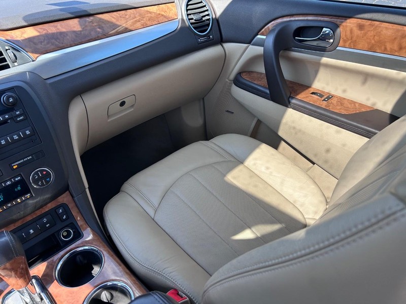 Buick Enclave Vehicle Image 19