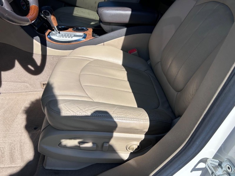 Buick Enclave Vehicle Image 22