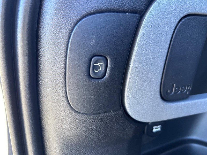 Jeep Cherokee Vehicle Image 06