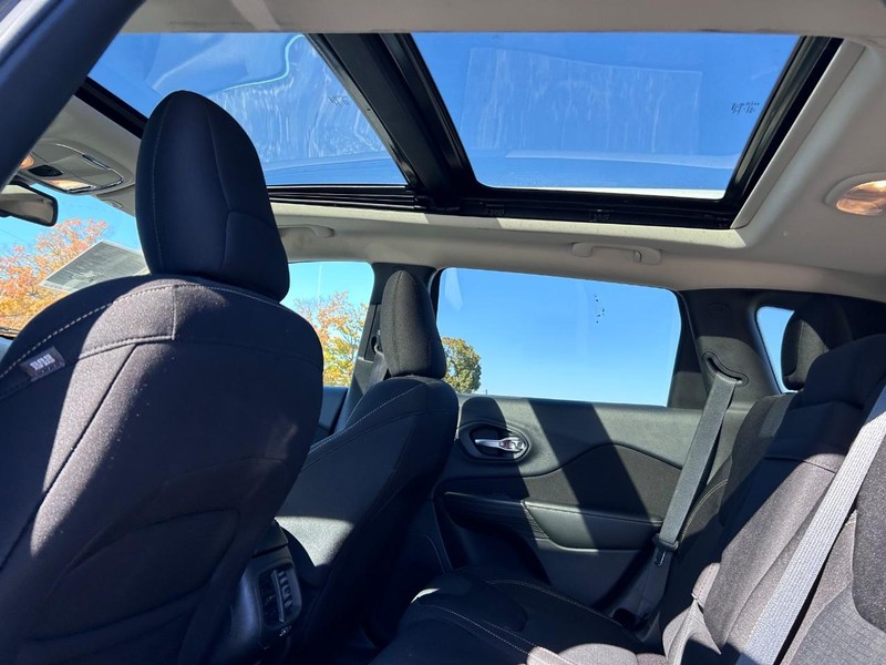 Jeep Cherokee Vehicle Image 09