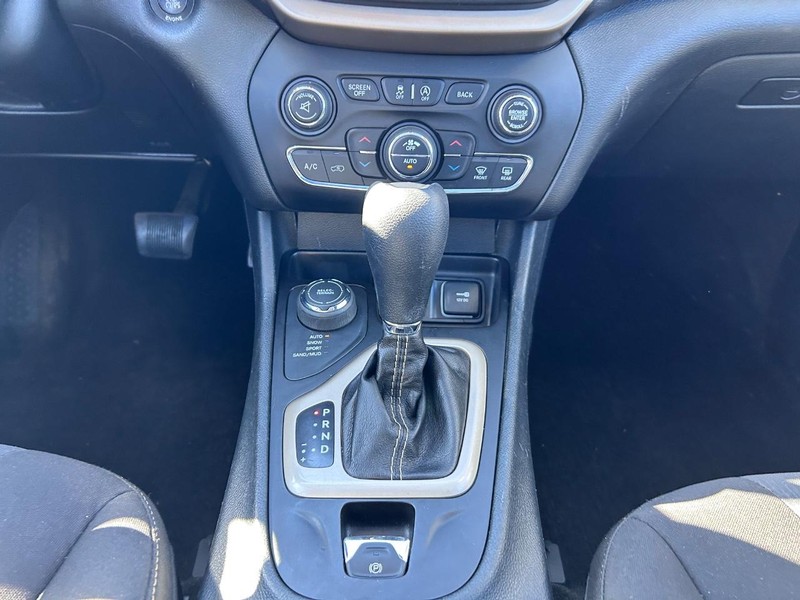 Jeep Cherokee Vehicle Image 16