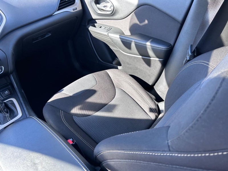 Jeep Cherokee Vehicle Image 17