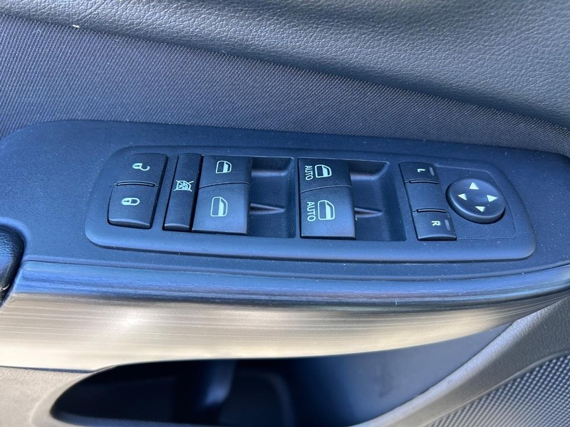 Jeep Cherokee Vehicle Image 18