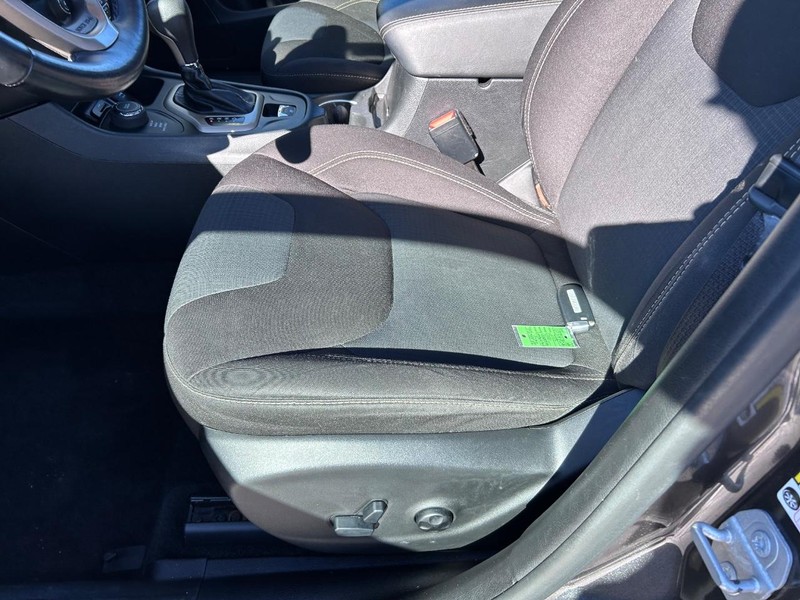 Jeep Cherokee Vehicle Image 19