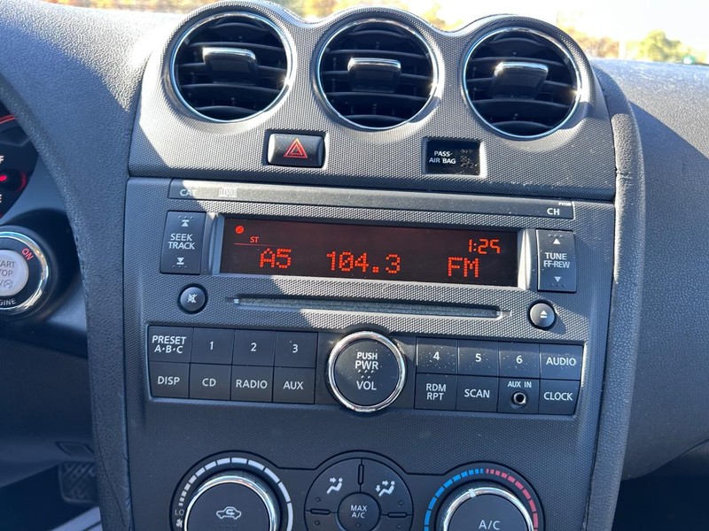 Nissan Altima Vehicle Image 12