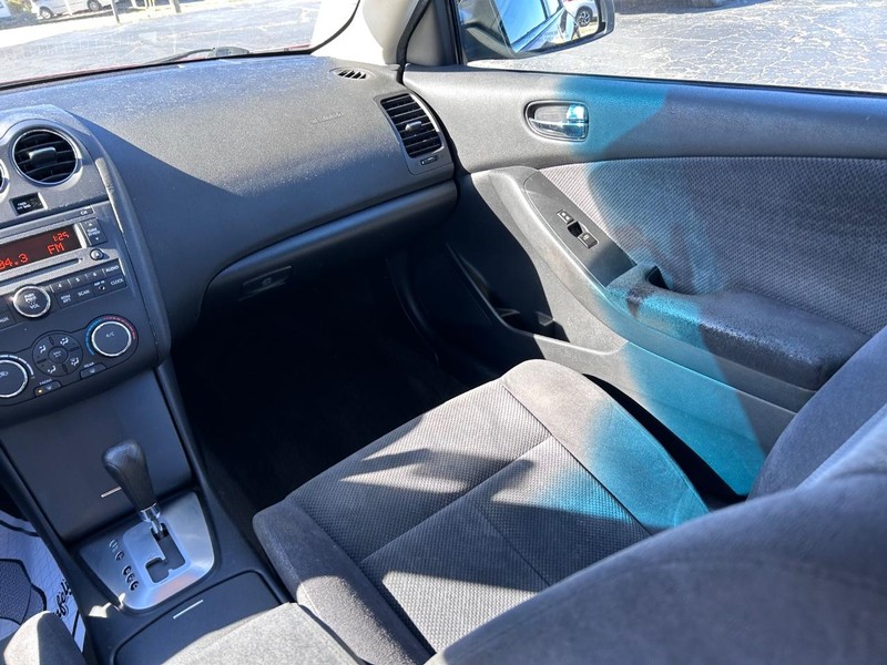 Nissan Altima Vehicle Image 15